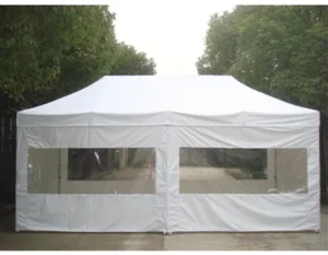 Hvid pavillon med vinduer