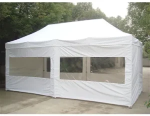 Hvid pavillon med vinduer