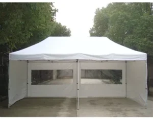 Hvid pavillon med vinduer