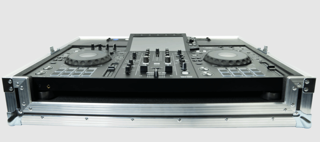 DJ mixer med skærm og kontroller