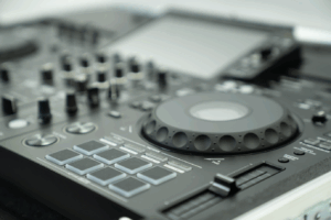 DJ mixer med skærm og kontroller