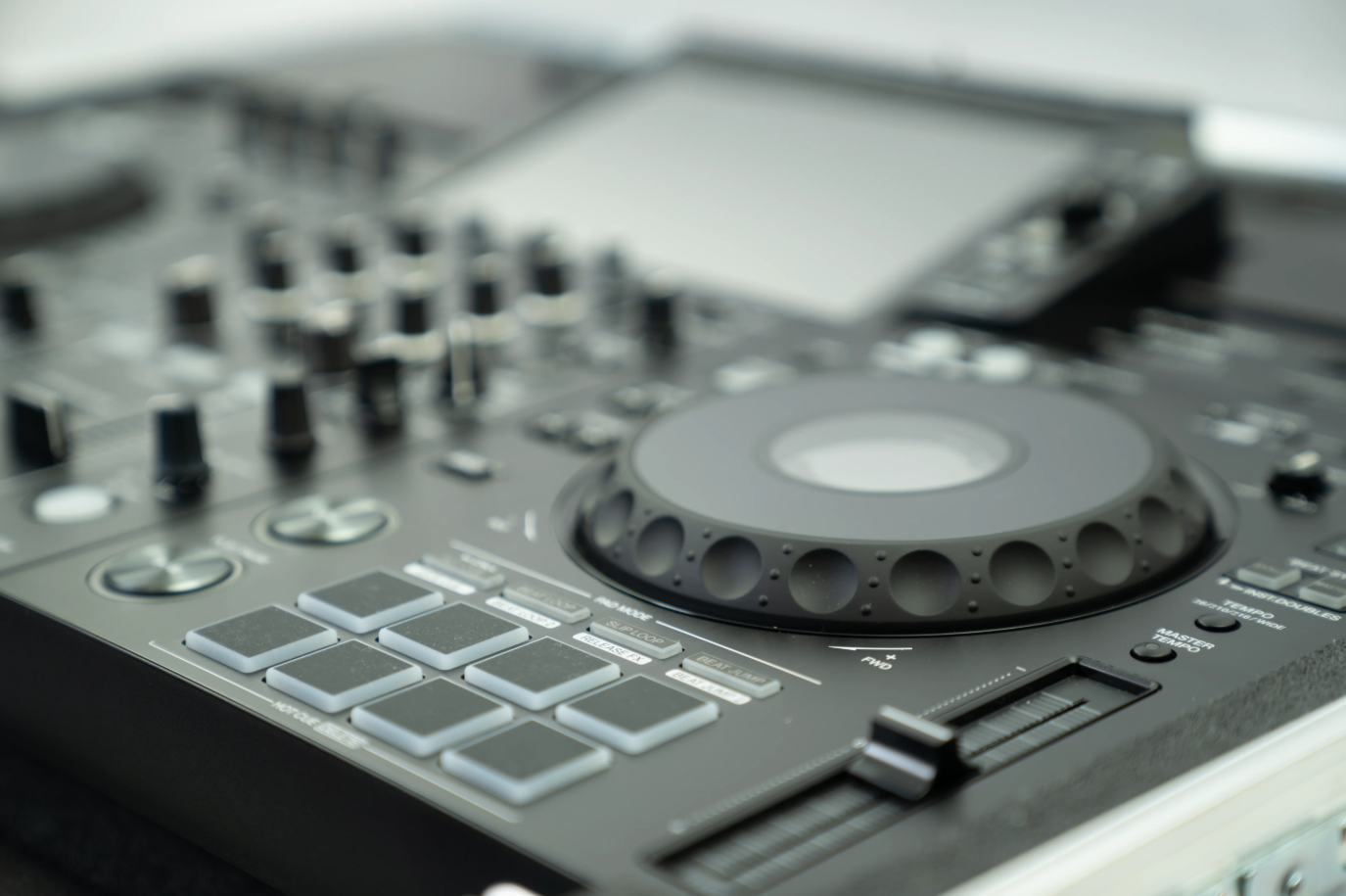 DJ mixer med skærm og kontroller